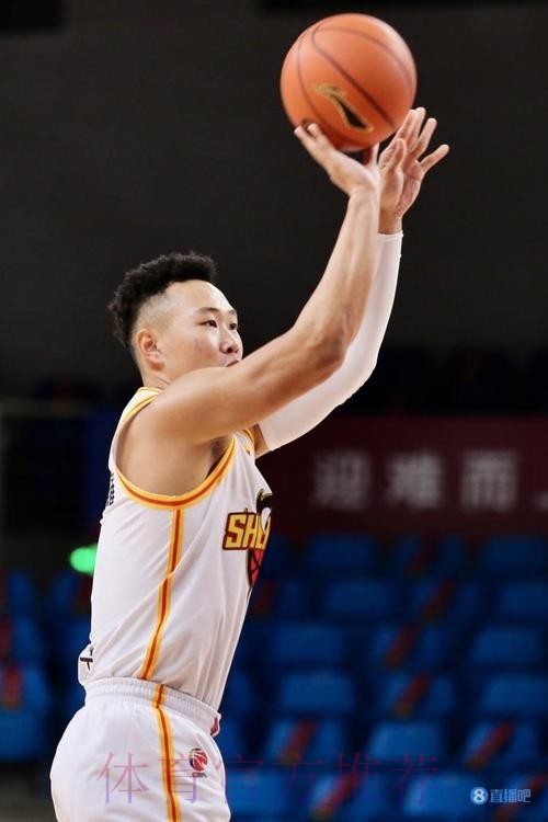 手感火热！贺希宁追身三分命中